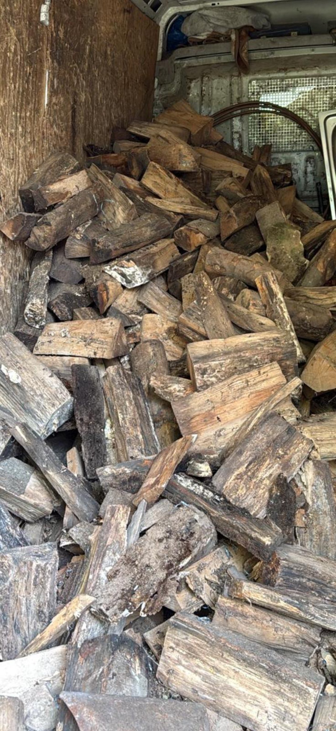 Holz und Altmaterial zur Entsorgung
