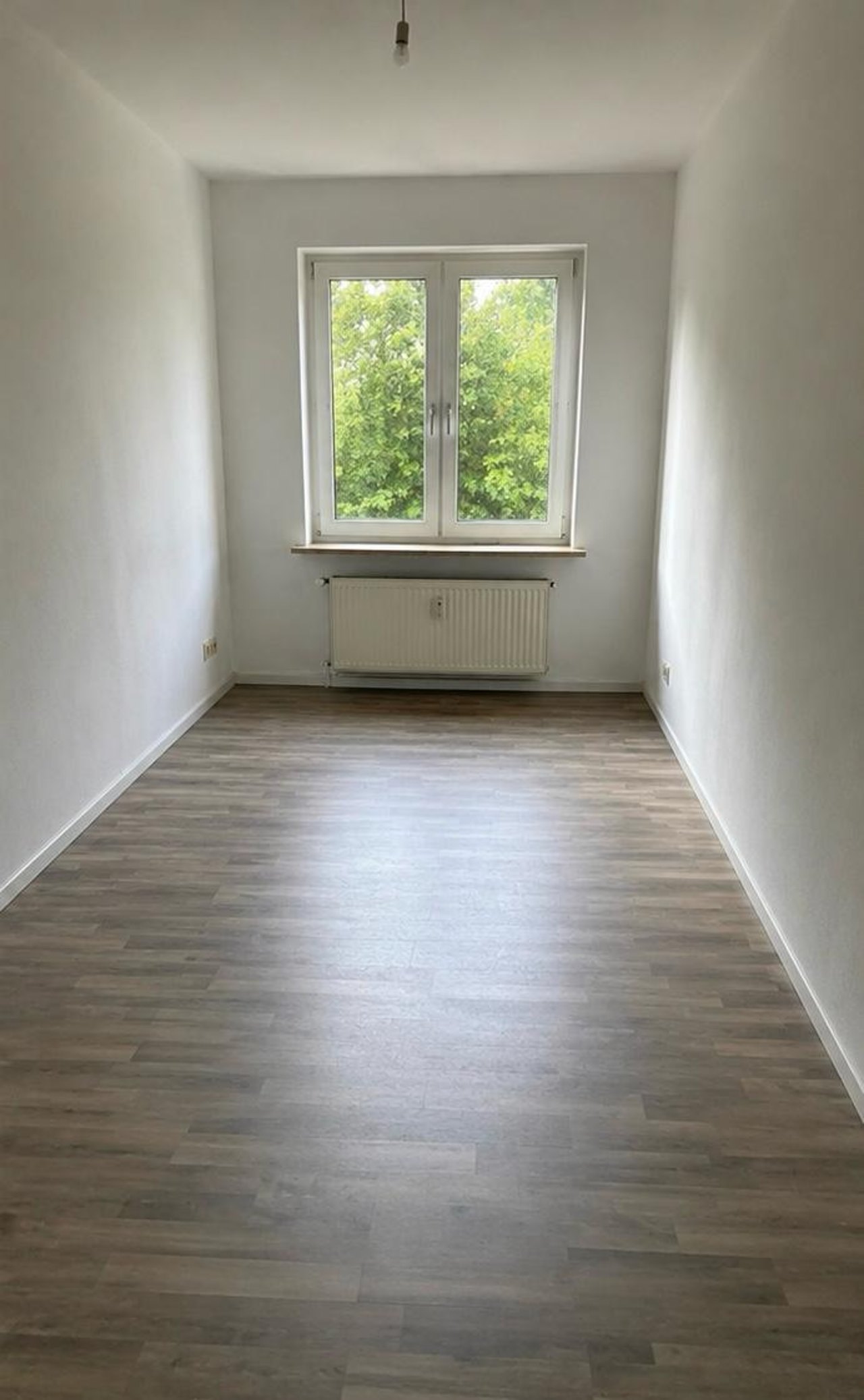 Dasselbe Zimmer leer und besenrein nach der Entrümpelung