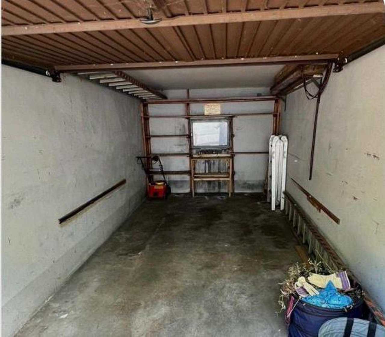 Leere Garage in Mannheim nach der Entrümpelung