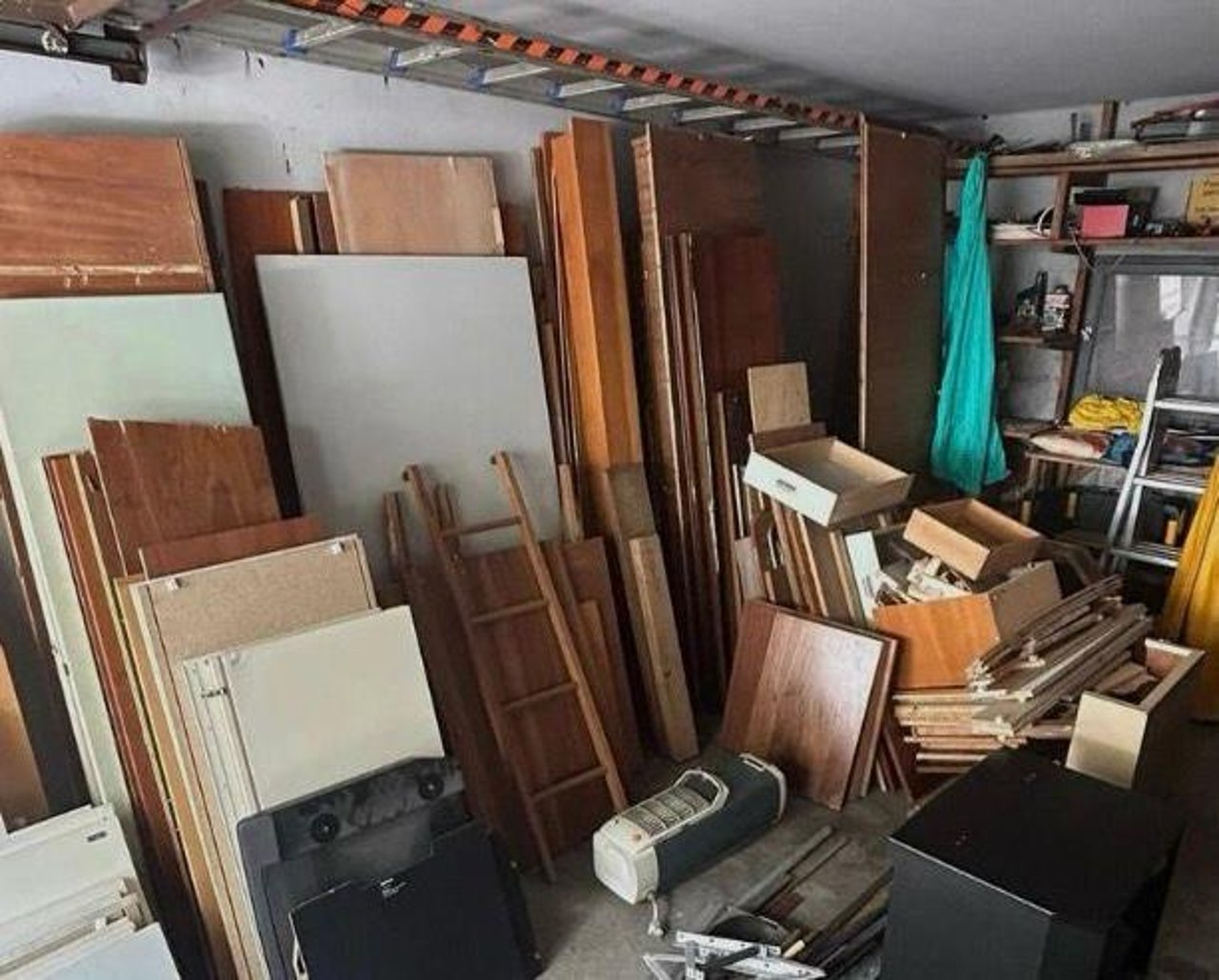 Vollgestellte Garage in Mannheim vor der Entrümpelung