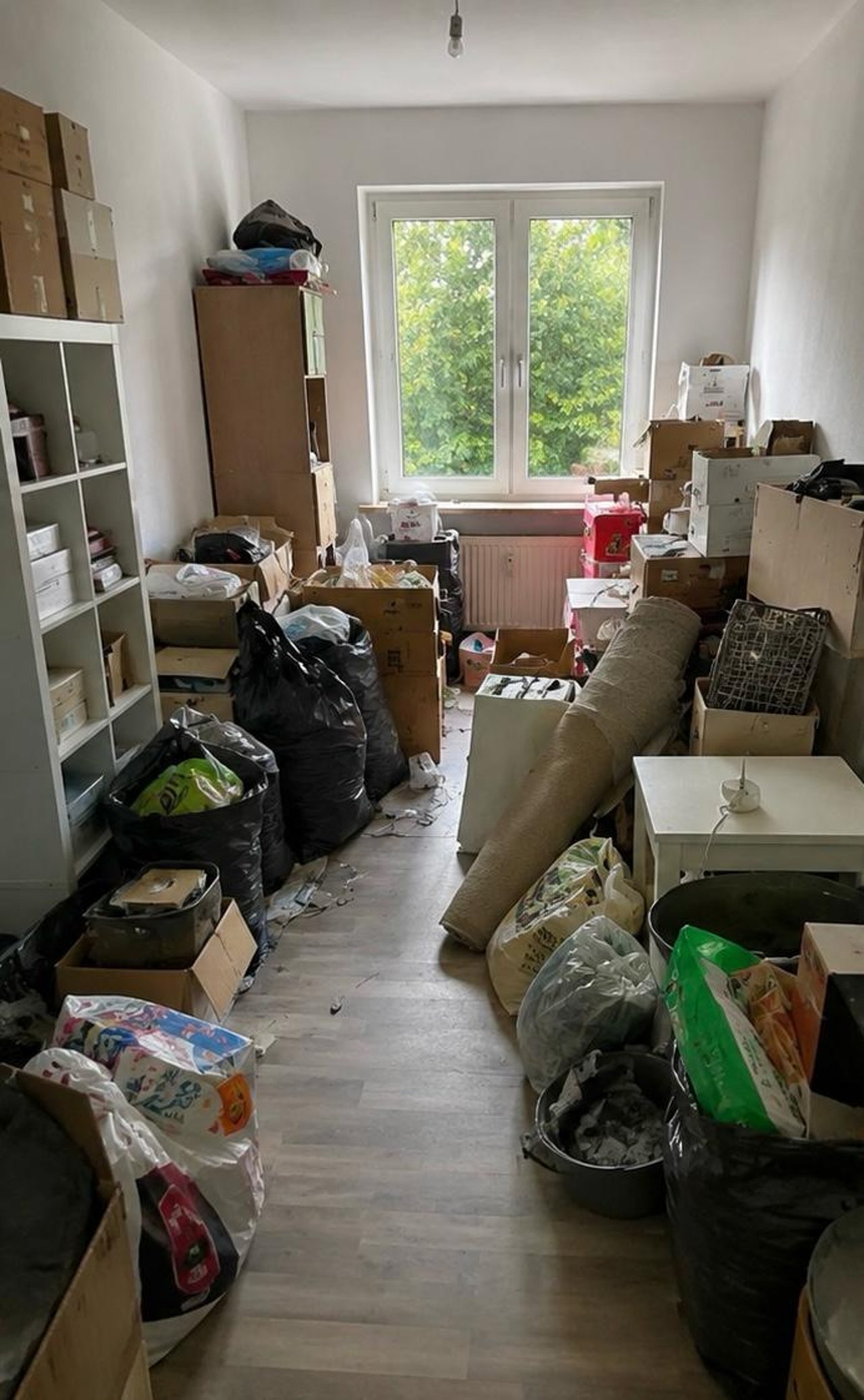 Vollgestelltes Zimmer in Heidelberg vor der Wohnungsauflösung